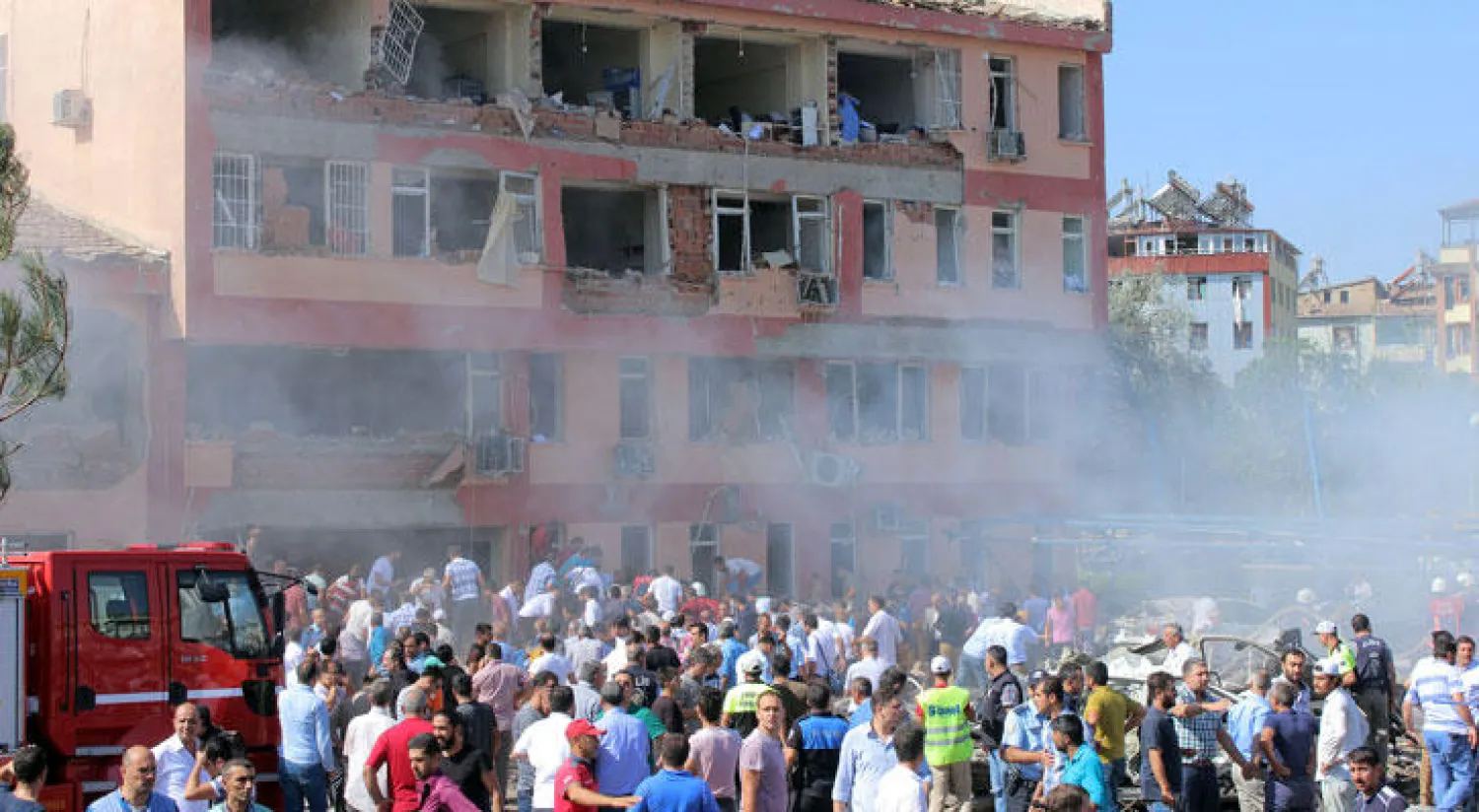 مقتل 3 أشخاص وإصابة 217 في انفجار سيارة مفخخة شرق تركيا