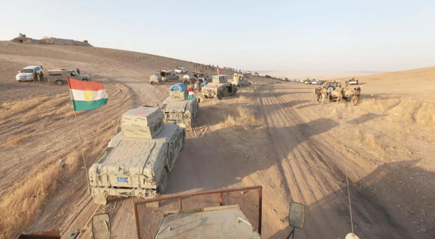 رتل عائد لقوات البيشمركة يتوجه إلى جبهة القتال ضد «داعش» جنوب شرقي الموصل (رويترز)