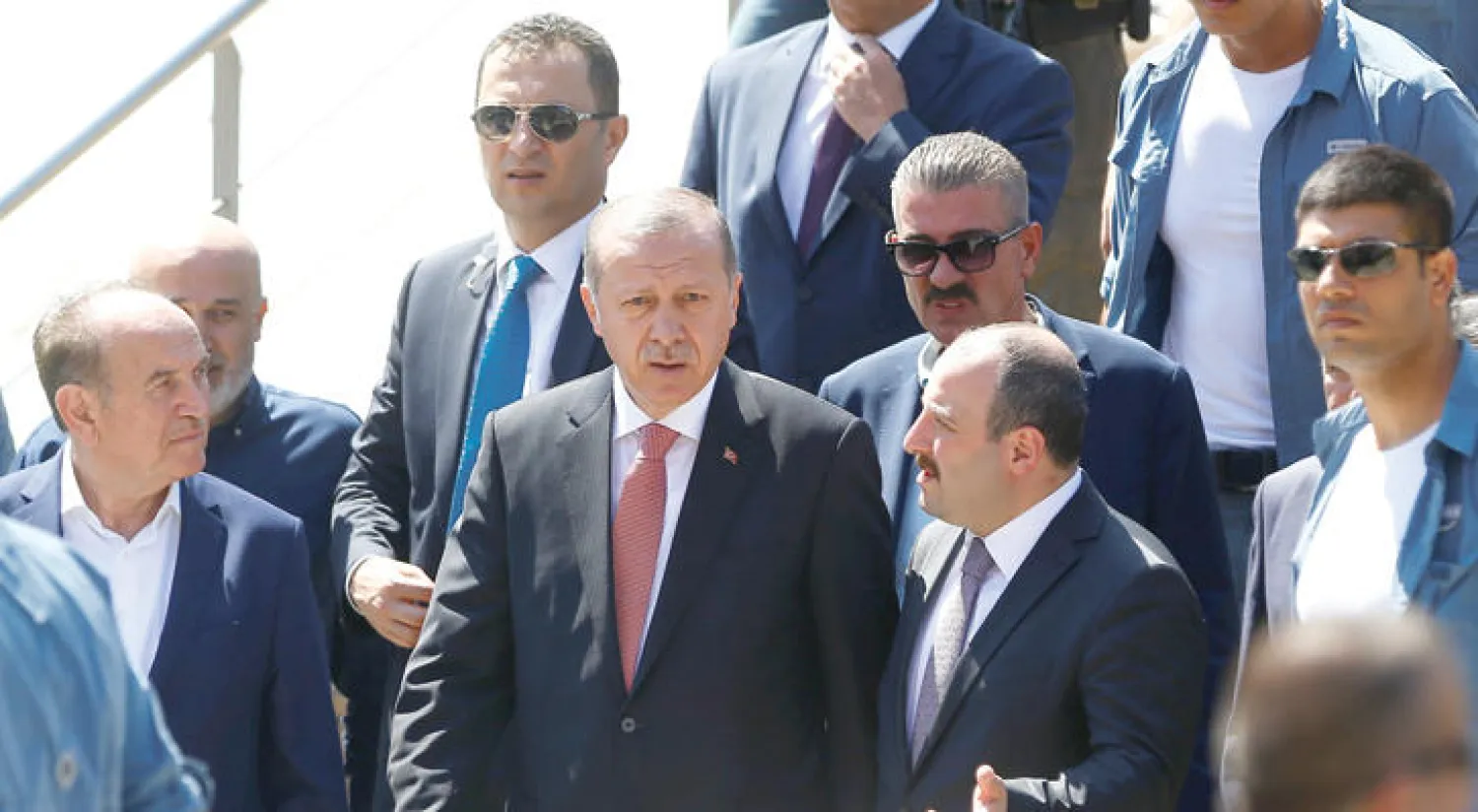 الرئيس إردوغان مغادرًا أحد المساجد بعد صلاة الجمعة في إسطنبول أمس (رويترز)