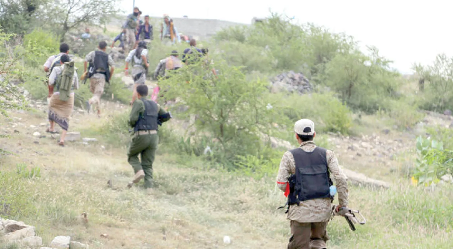 عناصر المقاومة الشعبية في تعز خلال عمليات الحسم العسكري (أ.ف.ب)