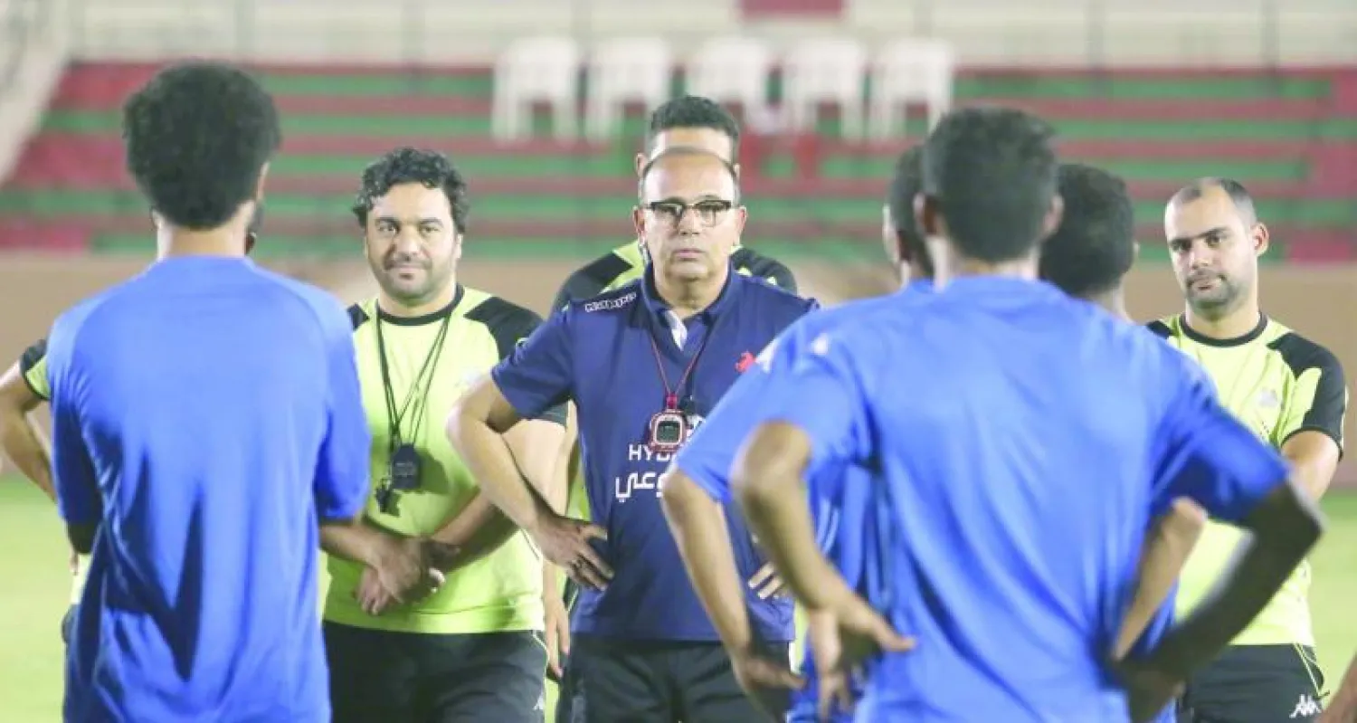 قاسم يوجه لاعبي الاتفاق في التدريبات («الشرق الأوسط»)