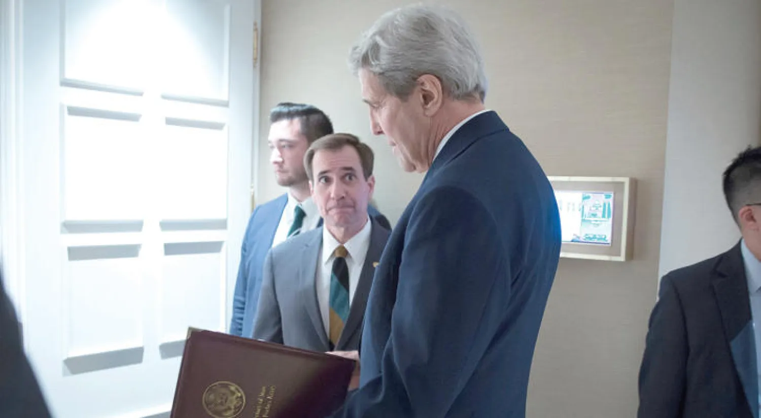 وزير الخارجية جون كيري مع المتحدث باسم الخارجية الأميركية جون كيربي، في أكتوبر 2015 («نيويورك تايمز»)