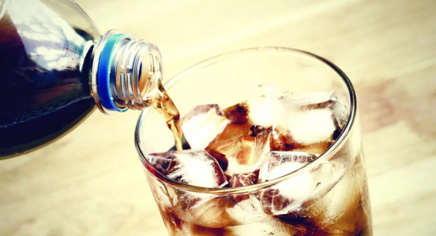 تقول وزارة الصحة إن الطفل قد يتناول أكثر من كمية السكر المسموح له بتناولها يوميًا فقط باحتساء عبوة واحدة من مشروب غازي (أ.ب)