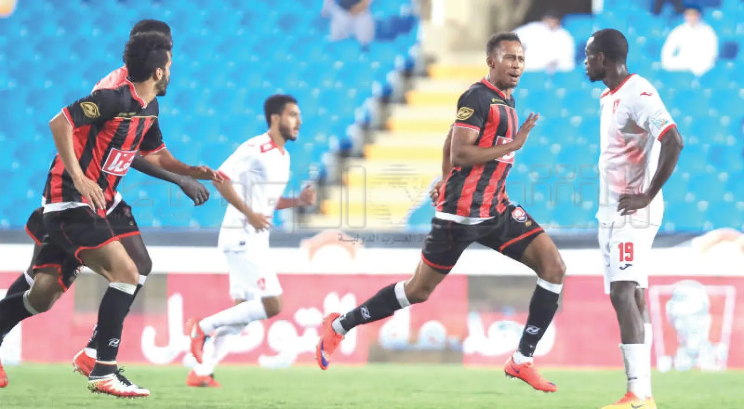 المولد يحتفل بهدفه الأول مع الرائد (تصوير: علي العريفي)