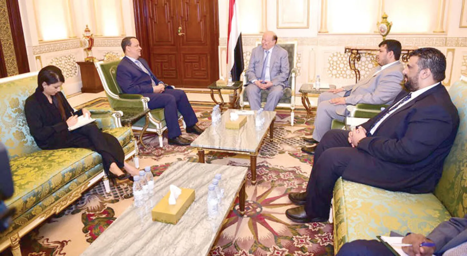 الرئيس عبد ربه منصور هادي لدى استقباله إسماعيل ولد الشيخ في الرياض أمس (سبأ)