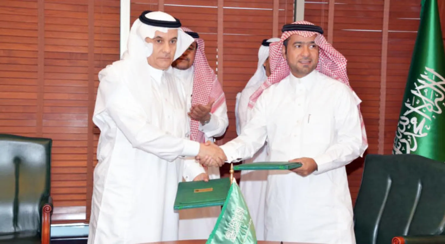 وزيرا «المياه» و«الإسكان» السعوديان خلال توقيع مذكرة التفاهم أمس («الشرق الأوسط»)