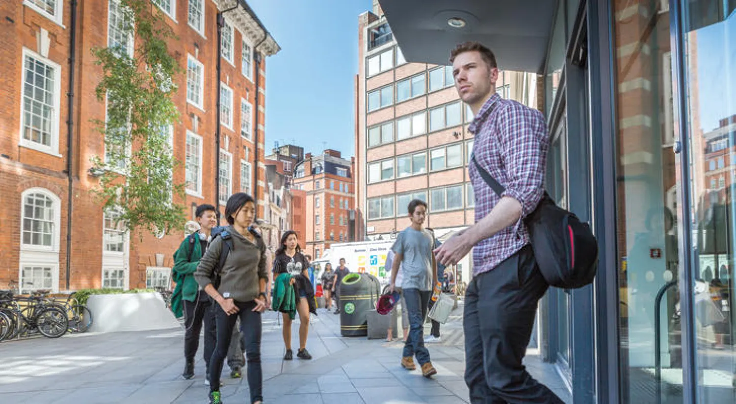 طلاب في كلية لندن للاقتصاد والعلوم السياسية  (تصوير: جيمس حنا)