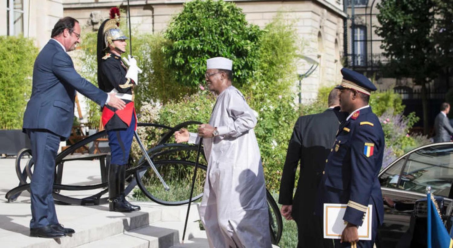 الرئيس الفرنسي فرنسوا هولاند يستقبل نظيره التشادي إدريس ديبي في الإليزيه أول من أمس (أ.ف.ب)