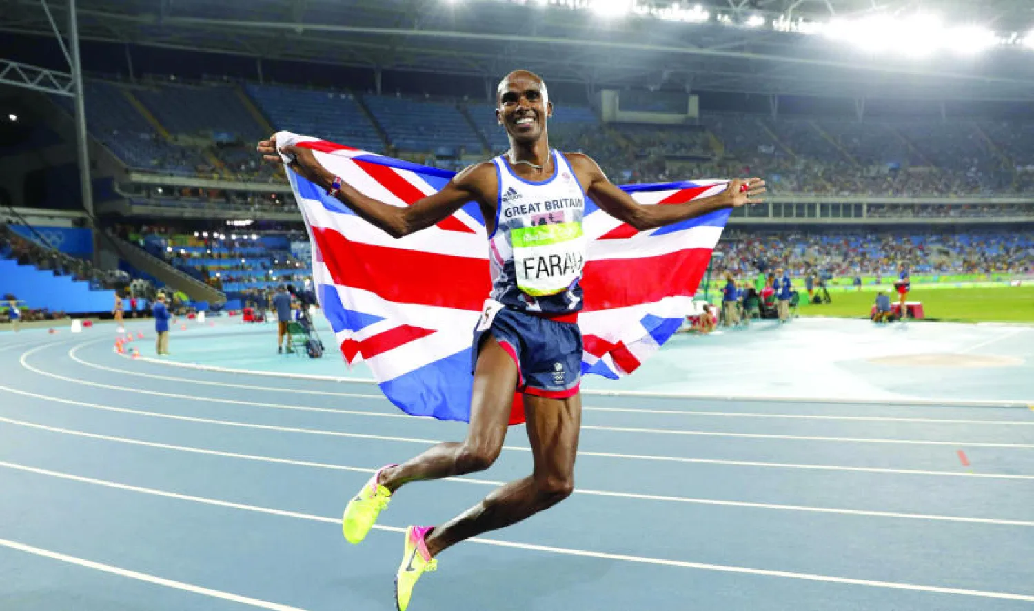 فرح طائرًا من الفرحة (أ.ف.ب)