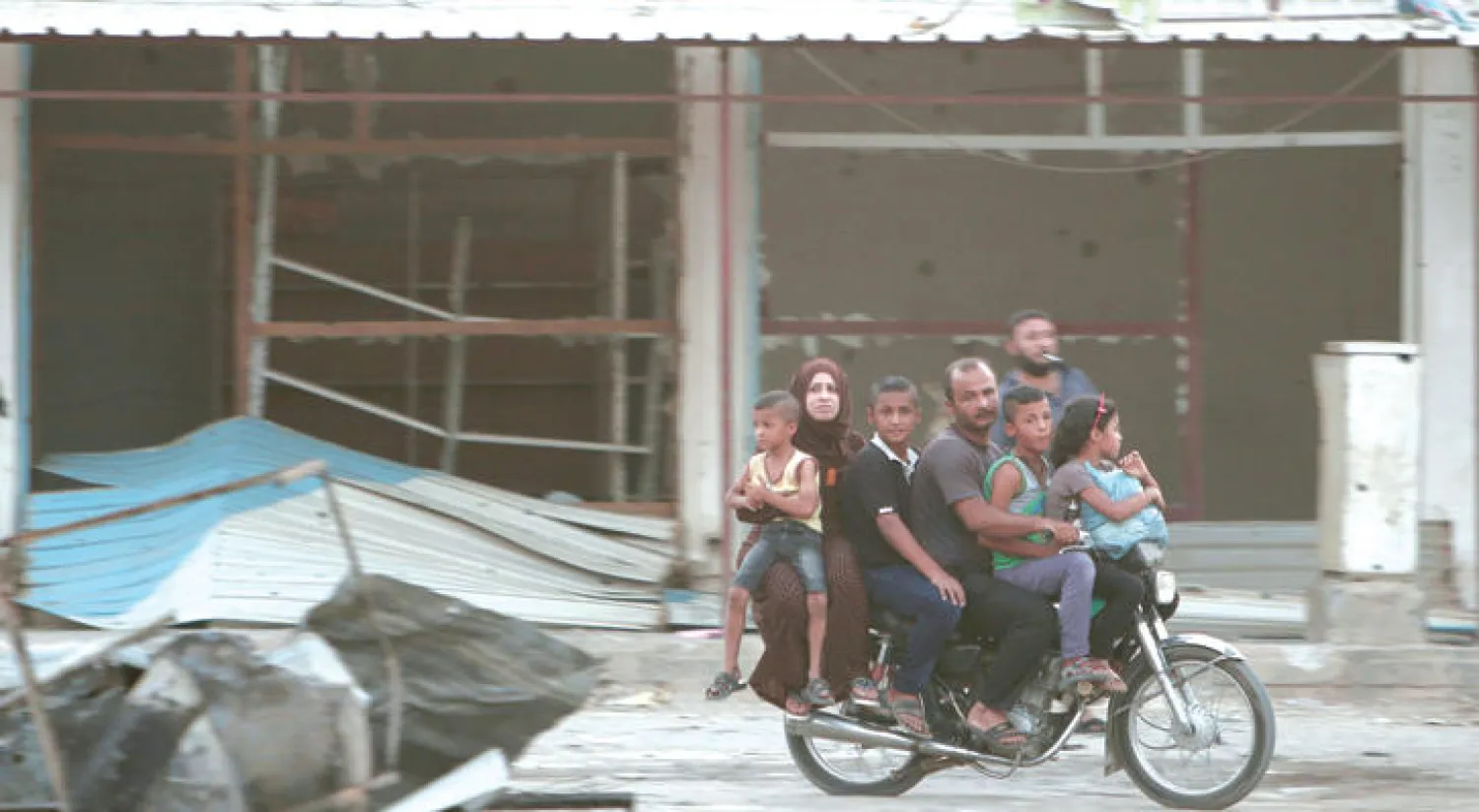 عائلة سورية تستقل دراجة نارية في الحسكة أمس (رويترز)