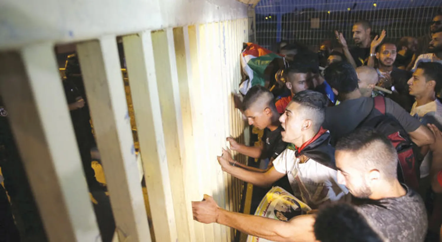 فلسطينيون يحتجون ضد الاعتقال الإداري في عسقلان أمس (أ.ف.ب)