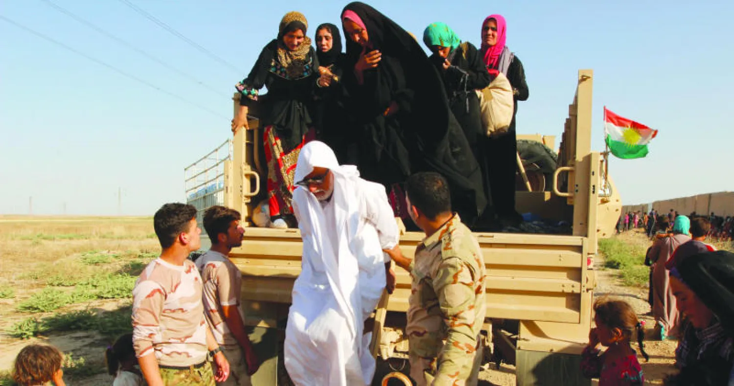 نازحون من الحويجة يصلون إلى مناطق البيشمركة قرب كركوك أول من أمس (رويترز)