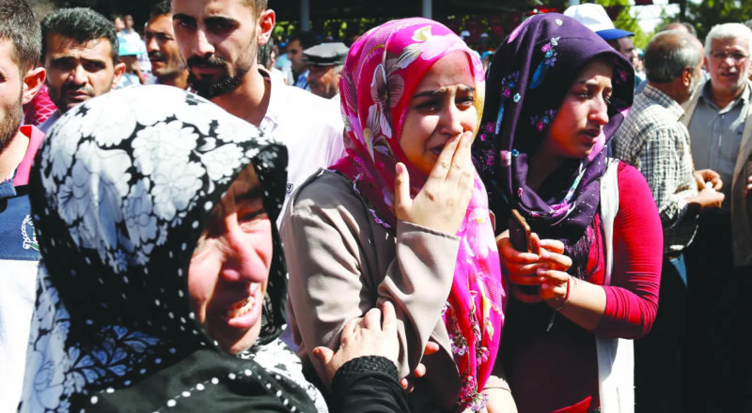 أهالي ضحايا انفجار غازي عنتاب خلال مراسم الجنازة أمس (إ.ب.أ)