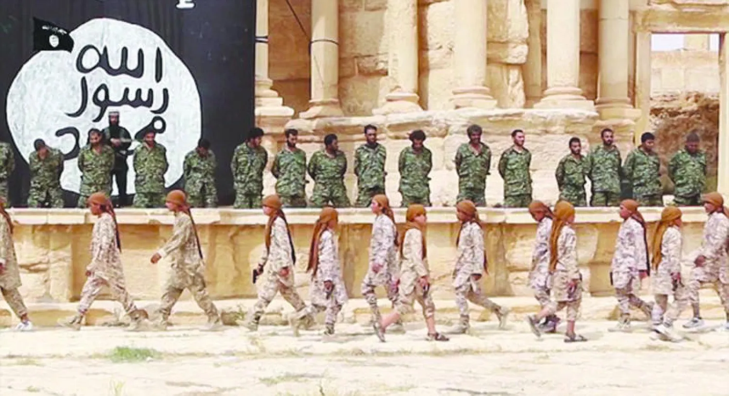 صورة أرشيفية لأطفال جندهم «داعش» يبدون وهم يحملون السلاح في تدمر تداولتها المواقع من فيديو نشره التنظيم المتطرف في يوليو 2015 (ديلي ميل)