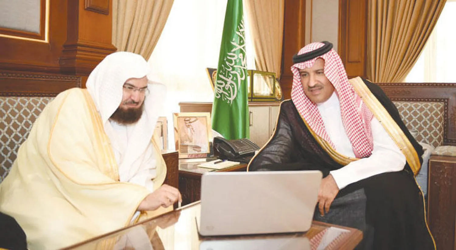 الأمير فيصل بن سلمان أثناء إطلاقه الخدمة ويبدو الشيخ عبد الرحمن السديس (واس)