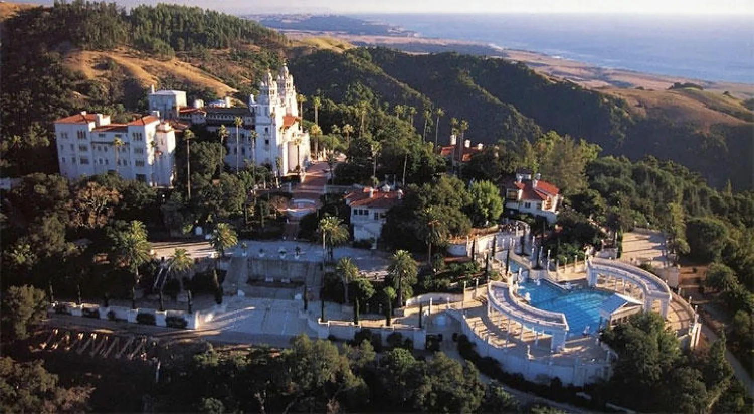 الحرائق تغلق قصر هيرست الشهير في كاليفورنيا