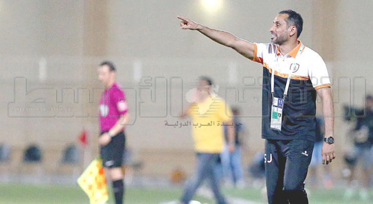 الجابر يوجه لاعبيه في المباراة الأخيرة أمام الباطن (تصوير: سعد العنزي)