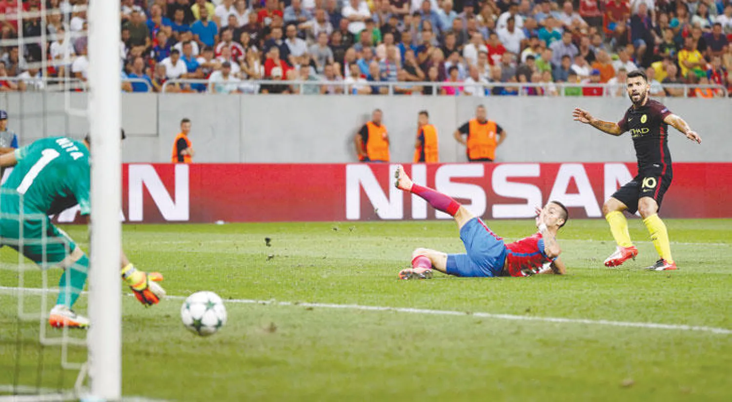 أغويرو مهاجم سيتي يهز شباك  ستيوا بوخاريست للمرة الرابعة في مباراة الذهاب (رويترز)