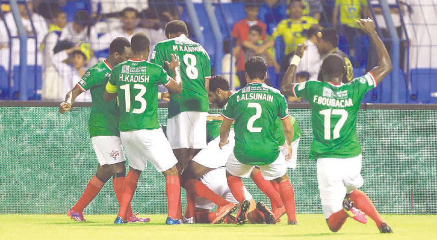 لاعبو الاتفاق أثناء احتفالهم بهدف الفوز الثمين على النصر (رابطة دوري المحترفين)