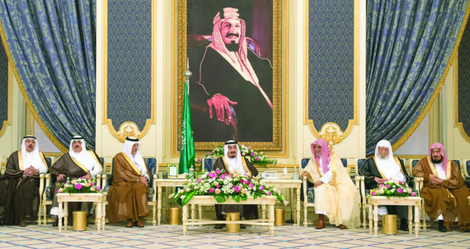 خادم الحرمين الشريفين لدى استقباله الأمراء والعلماء والمشايخ وكبار المسؤولين وجموعًا من المواطنين في قصر السلام بجدة أمس ويبدو الأمراء خالد الفيصل ومتعب بن عبد الله وفيصل بن سعود  (واس)