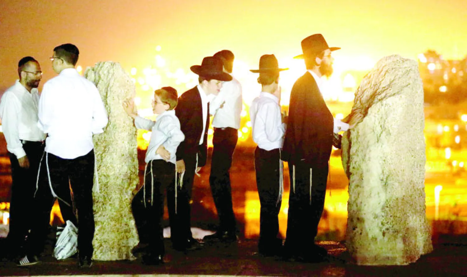 يهود متشددون يقيمون الصلوات خلال عطلة الصيف (رويترز)