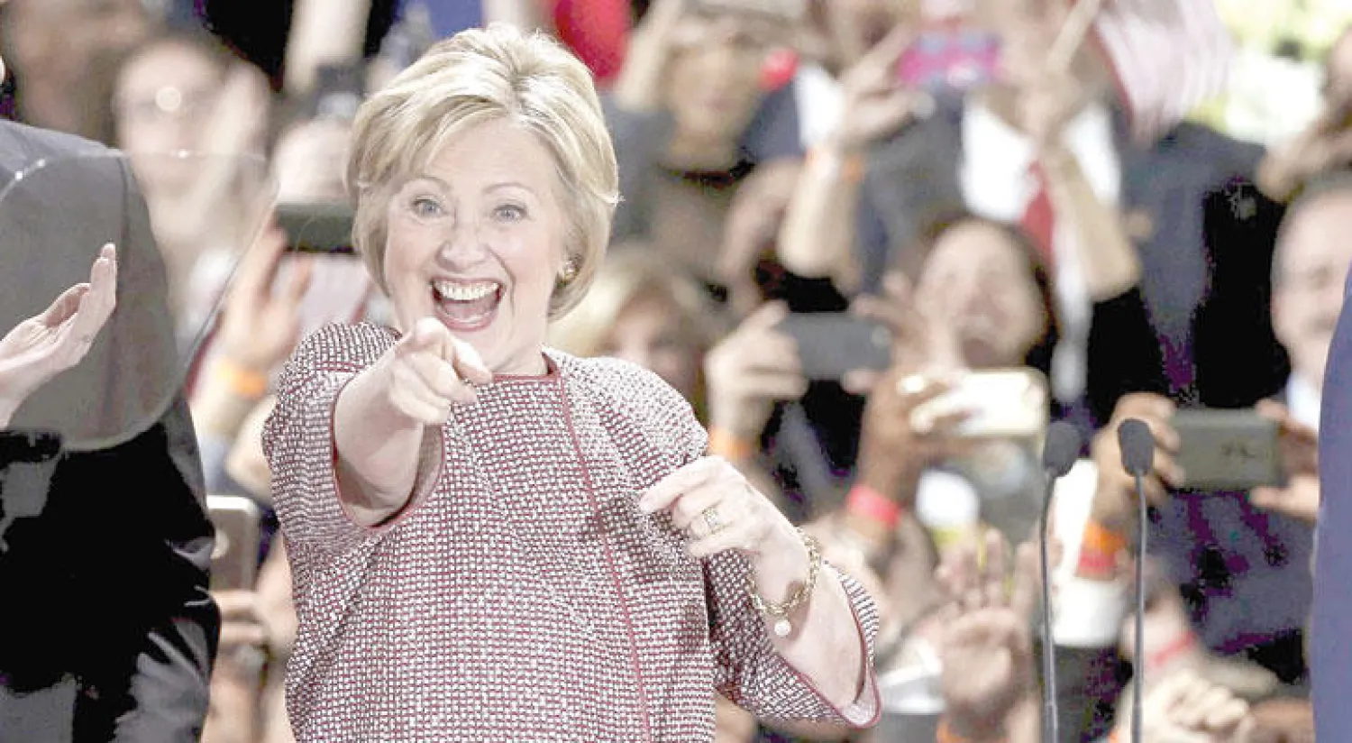 المرشحة الديمقراطية هيلاري كلينتون في إحدى جولاتها الانتخابية (رويترز)