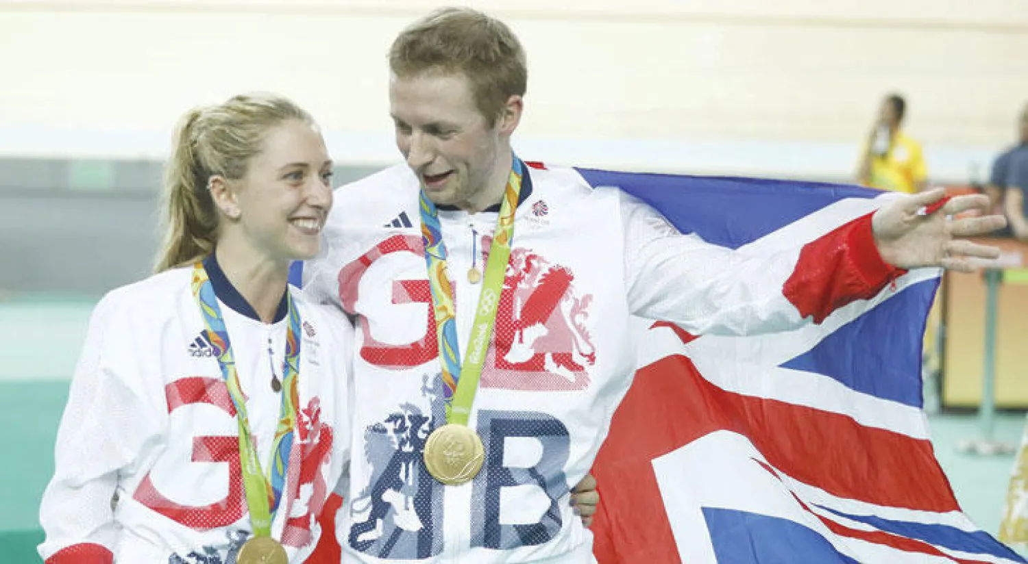 الثنائي الذهبي جيسون كيني ولورا تروت تألقا على المضمار (أ.ف.ب)