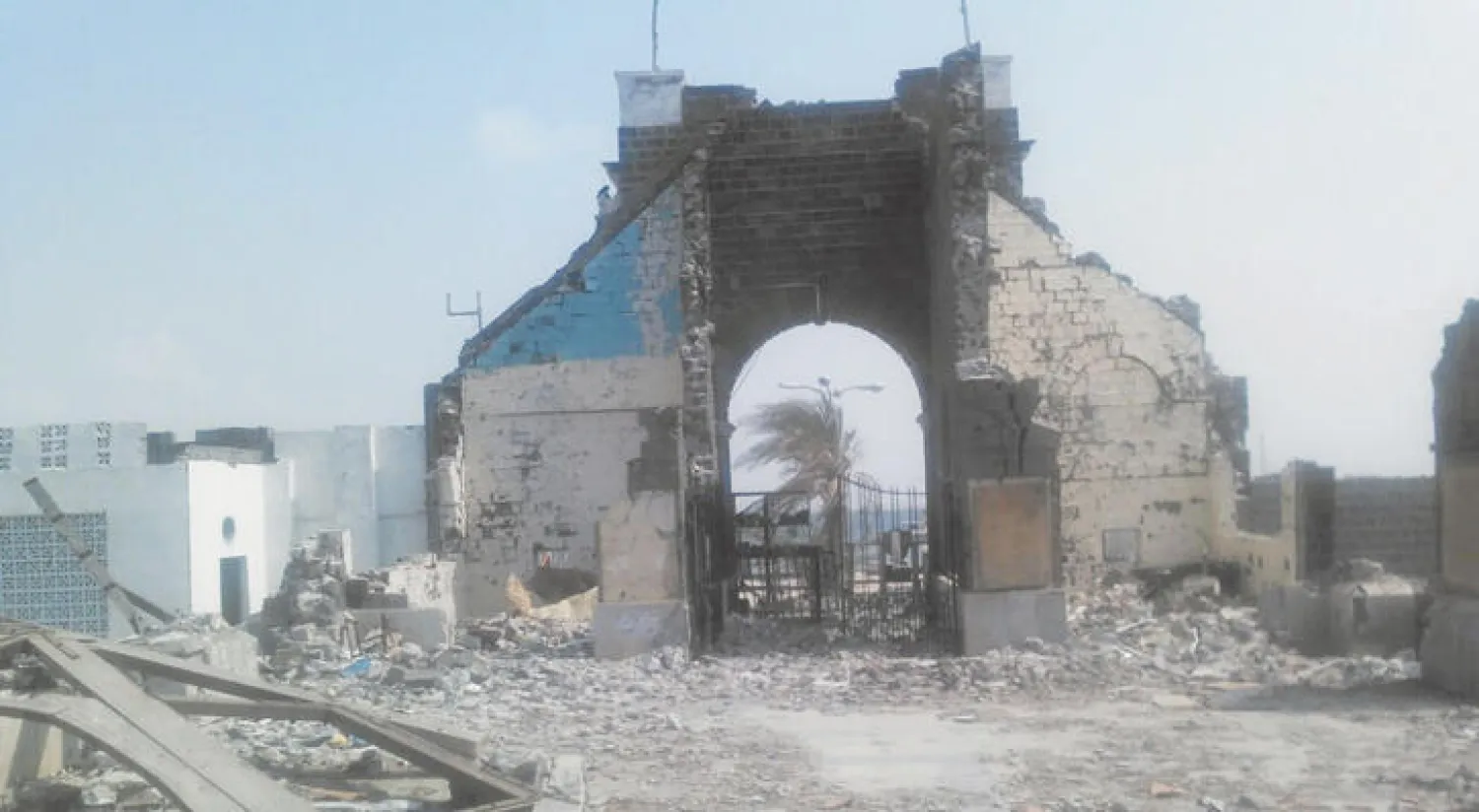 ما تبقى من بوابة ميناء السواح التواهي بعدن