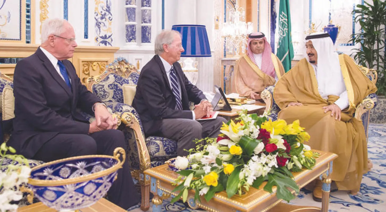 خادم الحرمين الشريفين لدى استقباله الوفد الأميركي في مكتبه بقصر السلام بجدة أمس (واس)