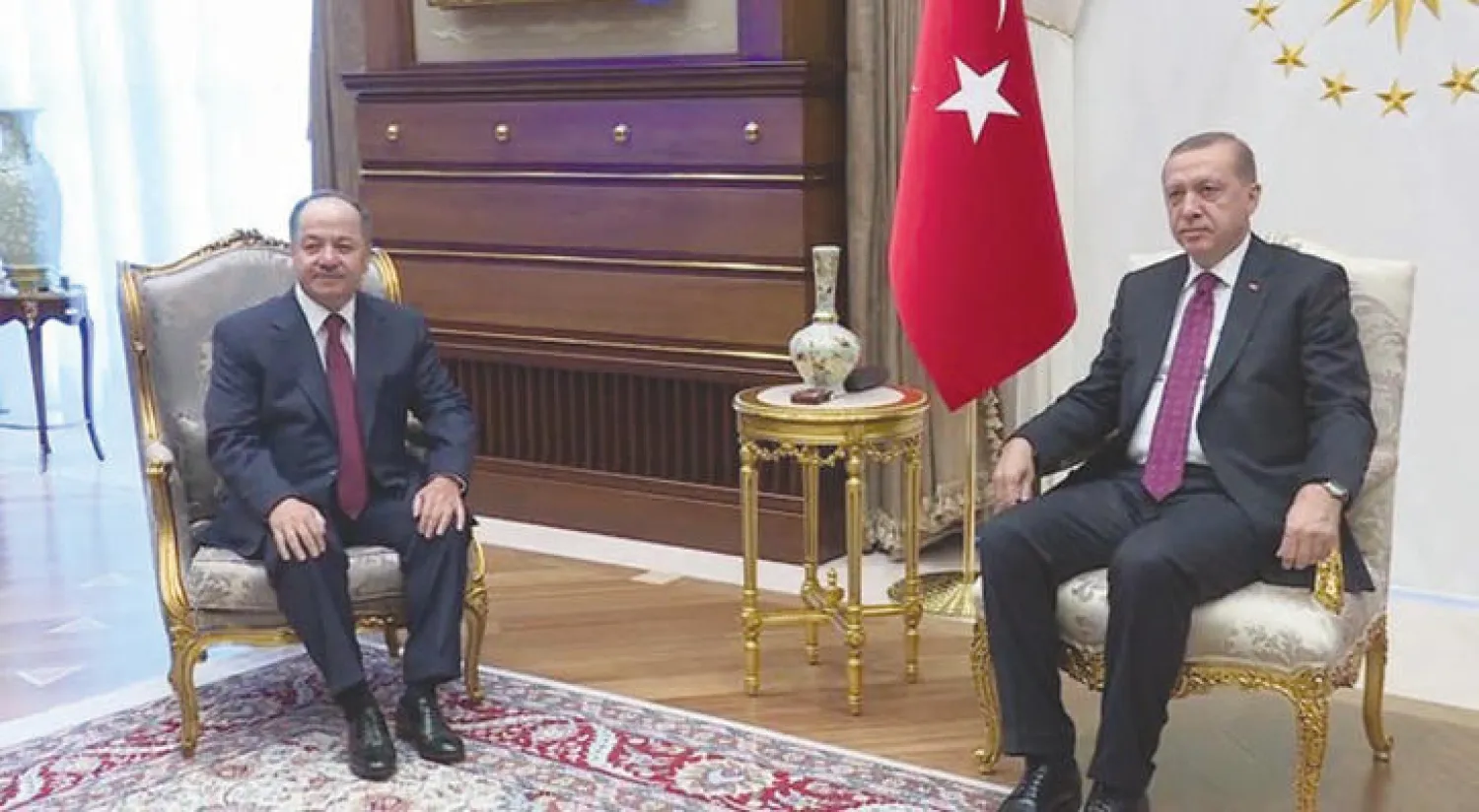 الرئيس التركي رجب طيب إردوغان أثناء استقباله رئيس إقليم كردستان العراق مسعود بارزاني في أنقرة أمس («الشرق الأوسط»)