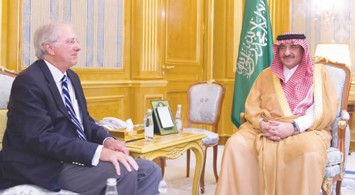 ولي العهد السعودي لدى استقباله أحد أعضاء الوفد الأميركي من الحزبين الجمهوري والديمقراطي في جدة أمس (واس)