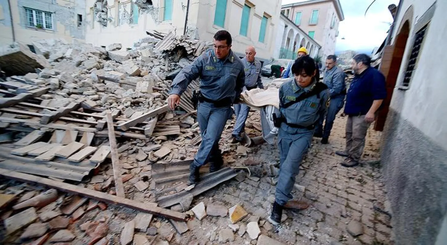 زلزال إيطاليا يودي بحياة عشرات الأشخاص