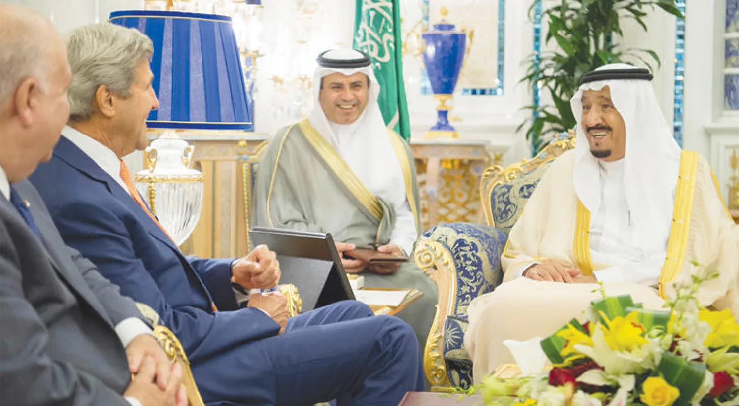 خادم الحرمين الشريفين لدى استقباله وزير الخارجية الأميركي في جدة أمس (واس)