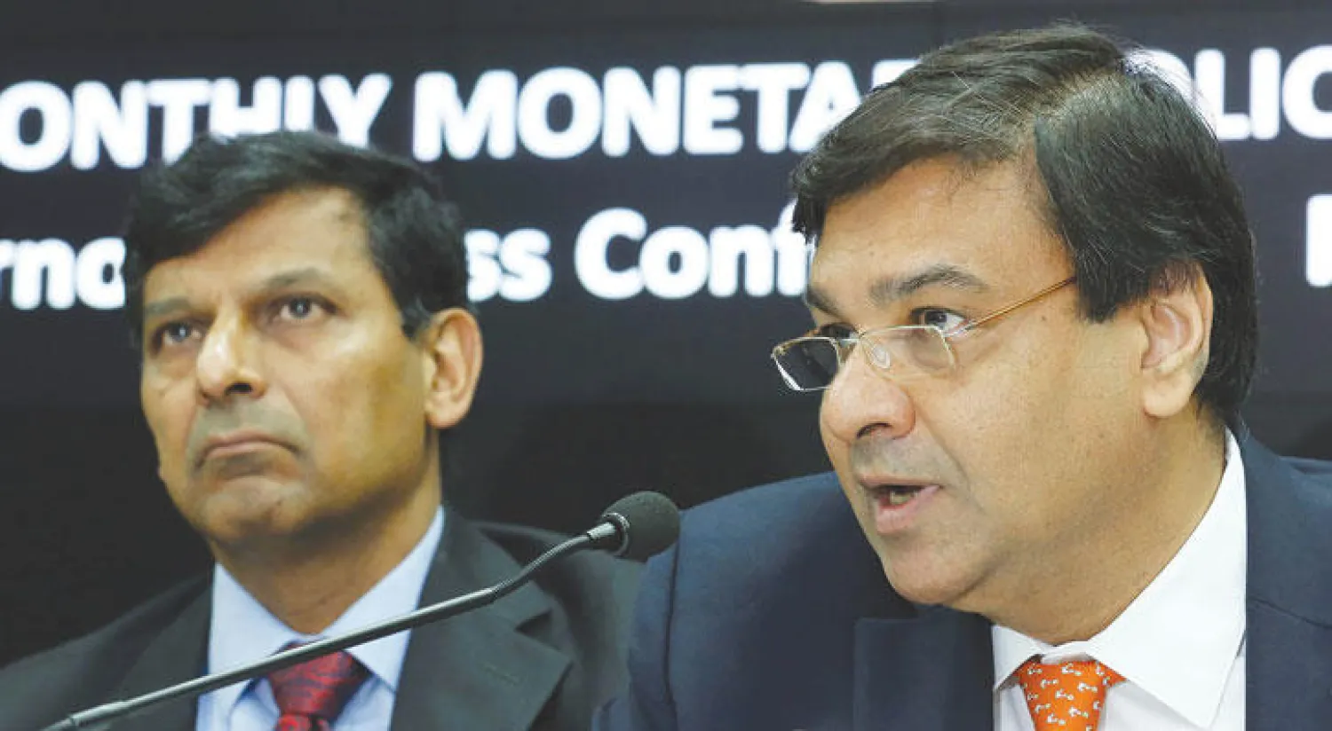 محافظ المركزي الهندي الجديد أورجيت باتيل (يمين) في جلسة مع سلفه راغو راجان مطلع العام الجاري (رويترز)