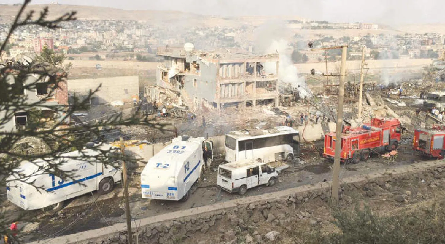 سيارات الدفاع المدني والشرطة التركية تقف بالقرب من مقر الشرطة المدمر بعد أن استهدف بسيارة مفخخة أمس (أ.ف.ب)