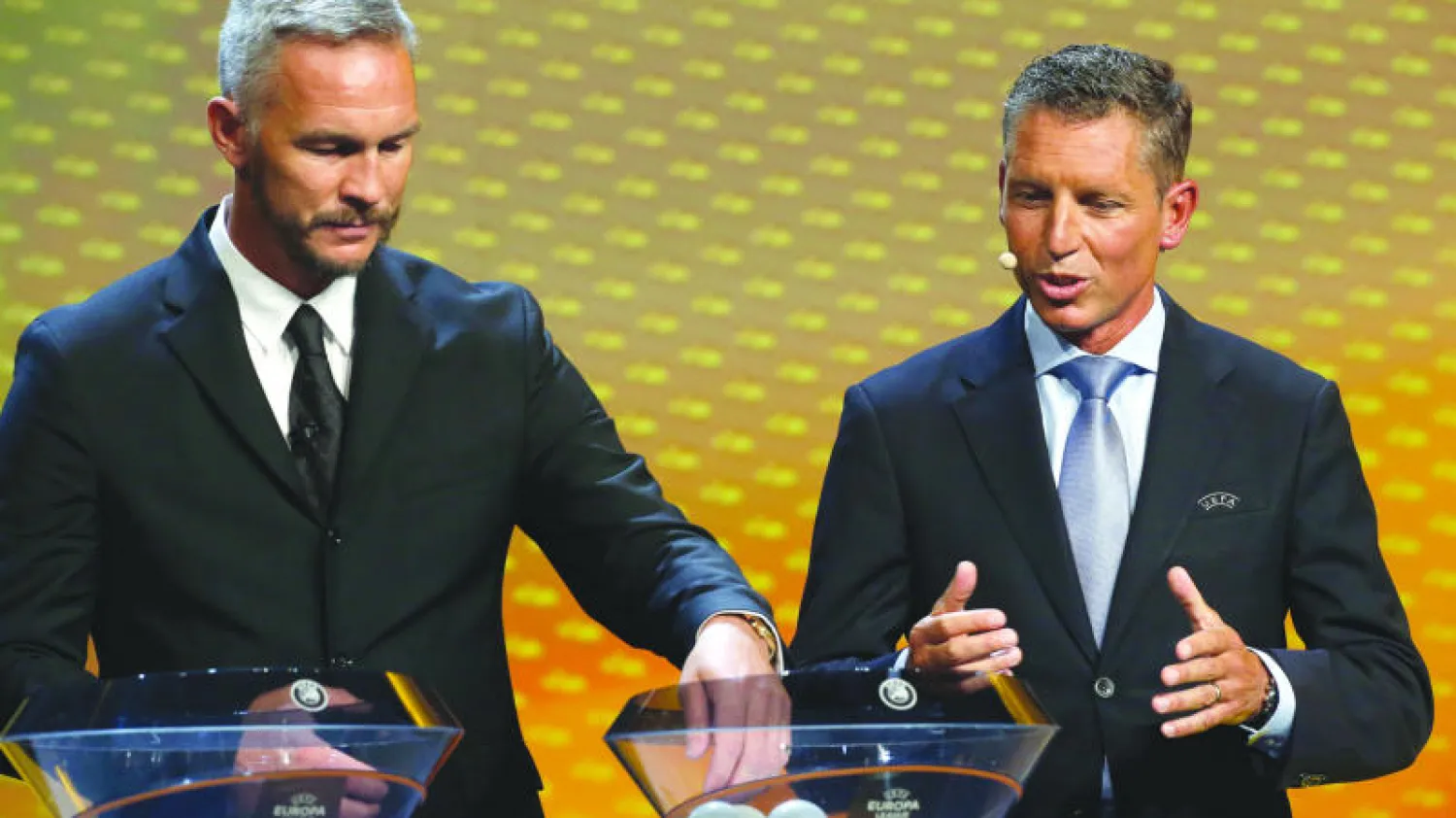 جانب من قرعة الدوري الأوروبي (أ.ب)