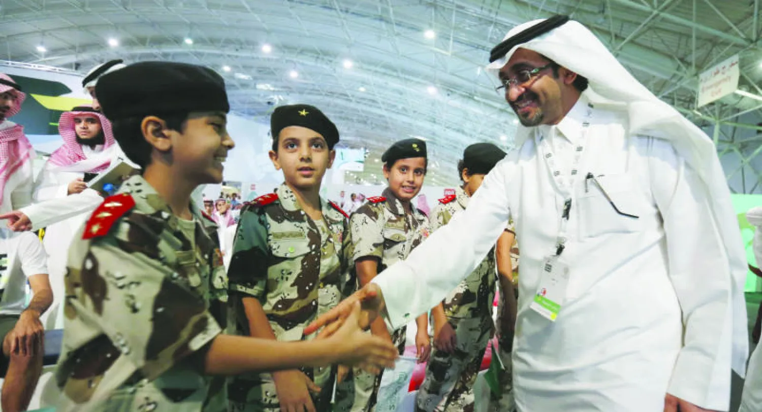 بدر العساكر الأمين العام لمؤسسة «مسك الخيرية» يصافح أطفالاً من جمعية «إنسان» حضروا الفعاليات