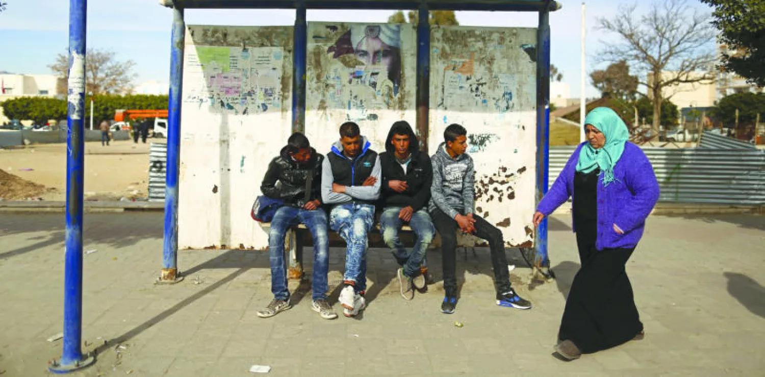 بعض الشباب التونسي العاطل عن العمل في العاصمة (رويترز)