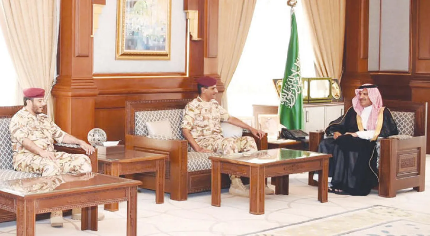 الأمير فيصل بن سلمان لدى استقباله  قائد مهمة الحج بالمدينة المنورة (واس)