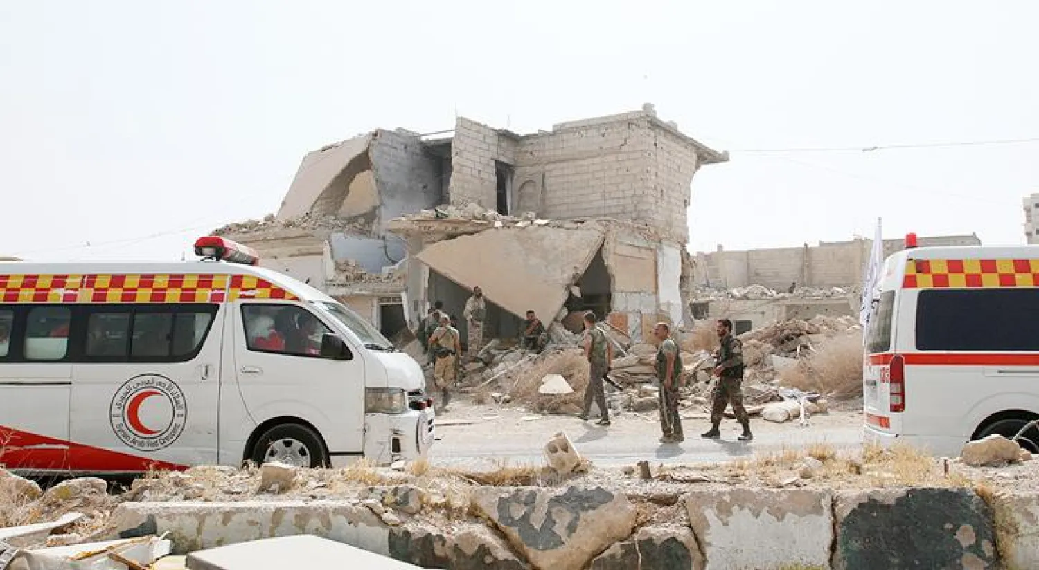 أولى قوافل الهلال الأحمر تدخل داريا السورية لتنفيذ الاتفاق مع النظام بخروج المدنيين والمقاتلين