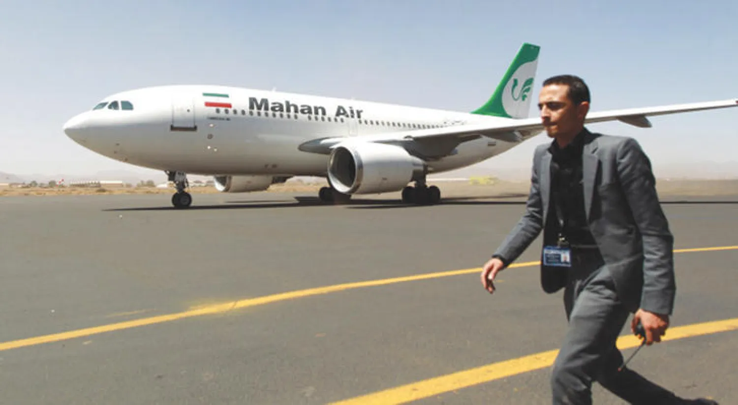 إحدى طائرات خطوط ماهان الإيرانية المتورطة بنقل أسلحة الحرس الثوري إلى سوريا (غيتي)