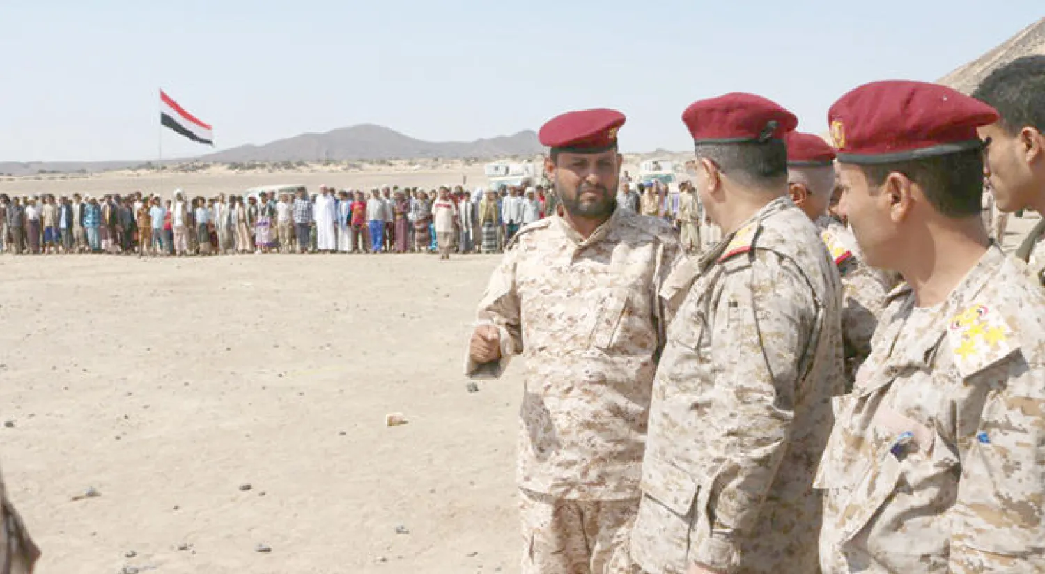 رئيس هيئة الأركان اليمنية اللواء الركن محمد المقدشي لدى تفقده الاستعدادات العسكرية في مأرب أمس (سبأ)