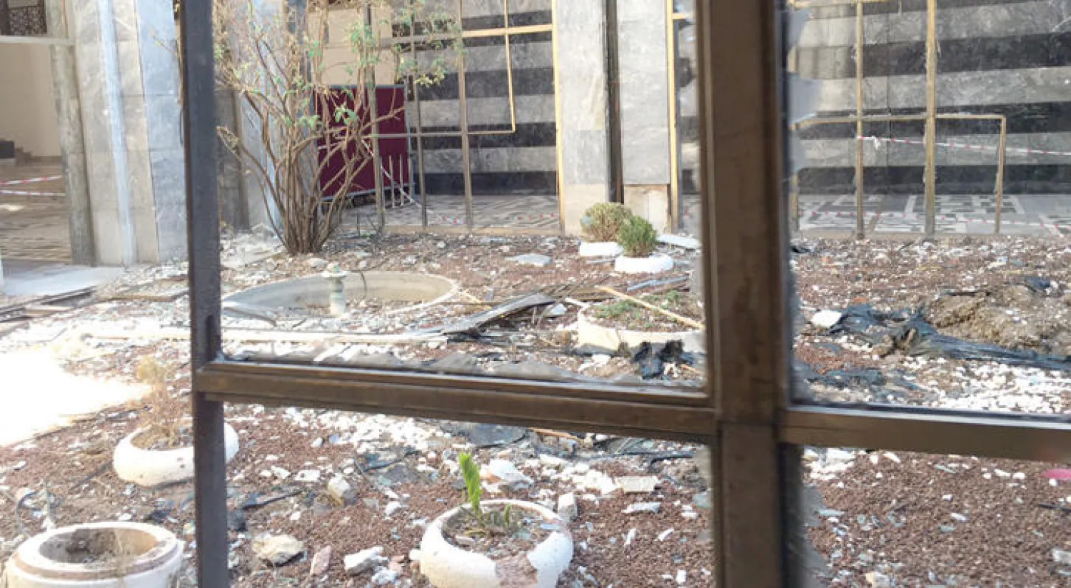 الباحة المؤدية للقاعة العامة ويظهر الدمار («الشرق الأوسط»)