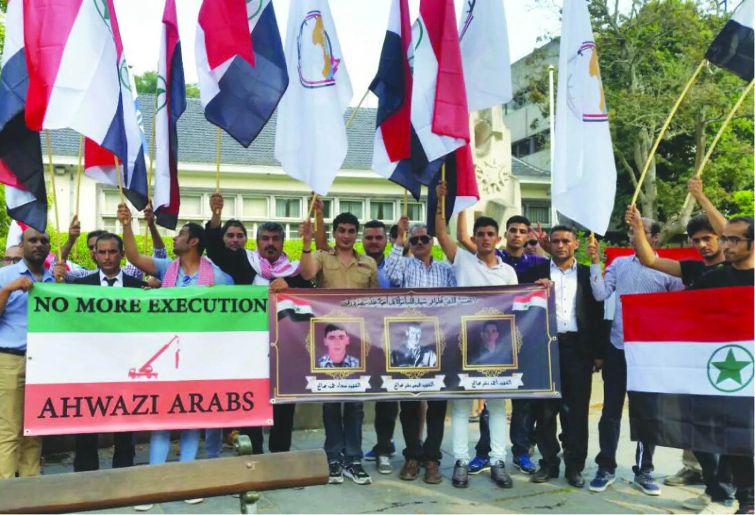 متظاهرون أمام السفارة الإيرانية في بروكسل يحملون لافتات تندد بالإعدامات («الشرق الأوسط») 