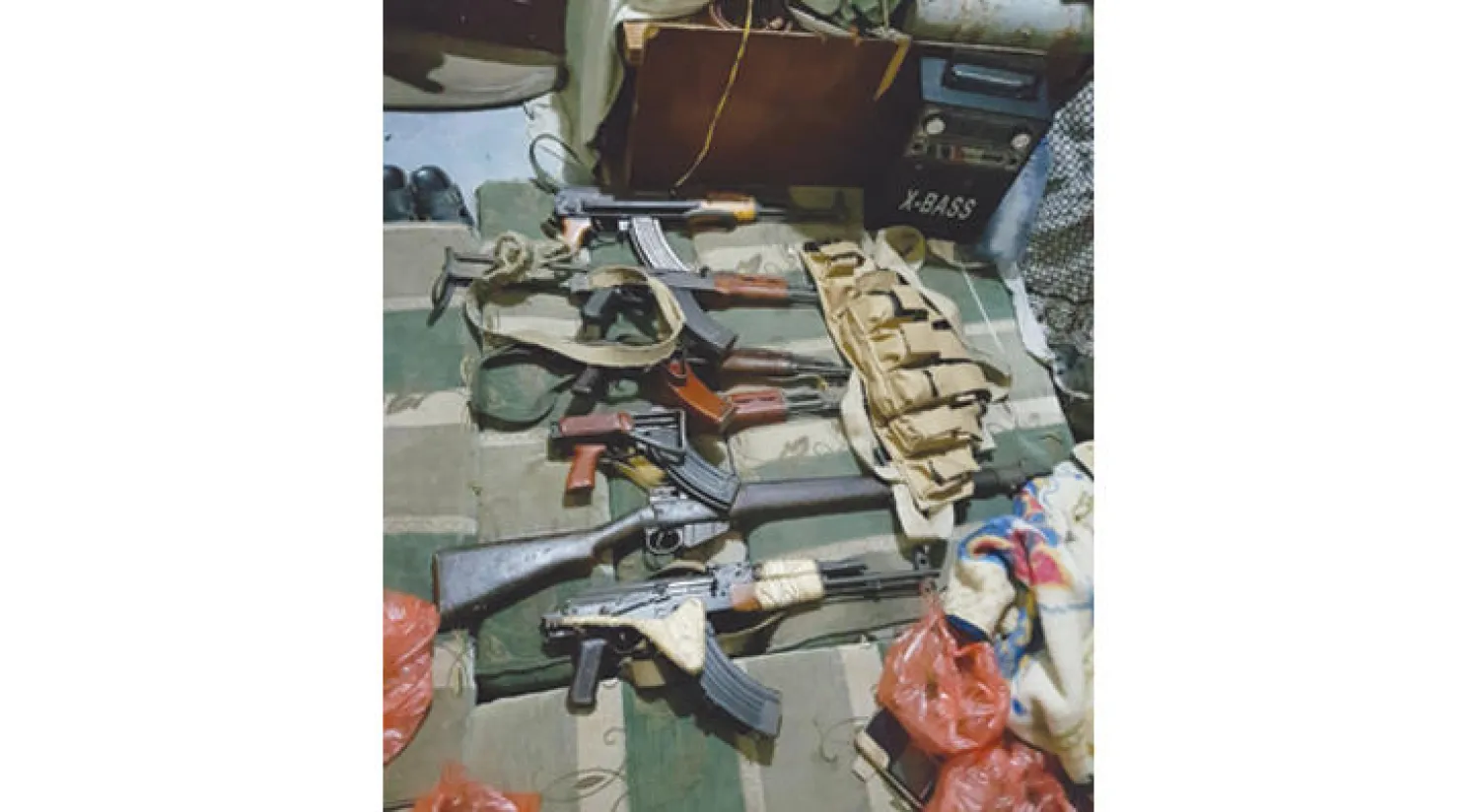 جانب من المضبوطات التي وجدها الأمن مع الخلية الإرهابية في عدن («الشرق الأوسط»)