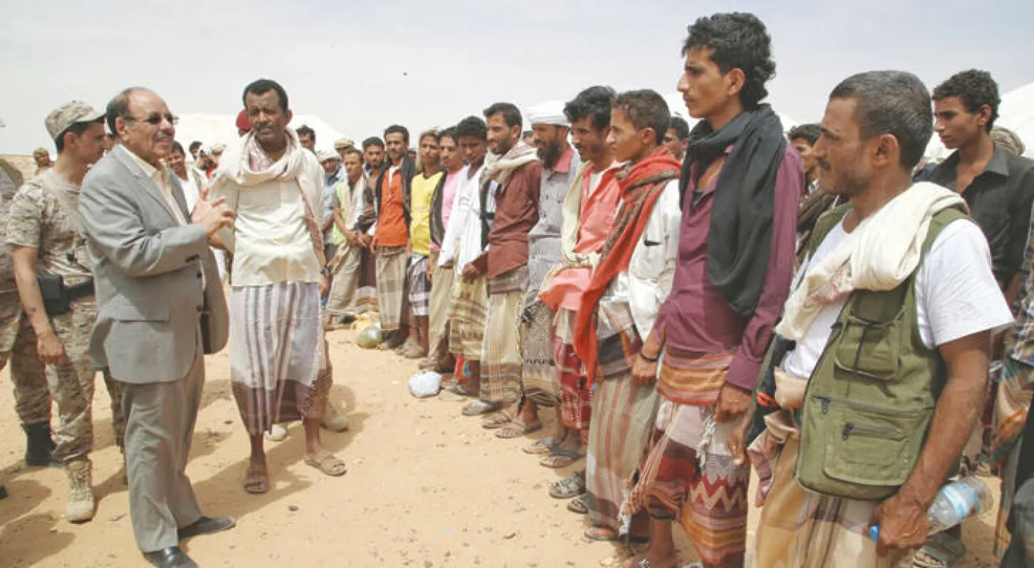 الفريق علي محسن الأحمر لدى زيارته مديرية المعبر في حضرموت أمس (سبأ)