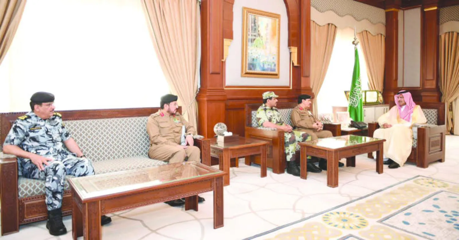 أمير المدينة المنورة الأمير فيصل بن سلمان خلال لقائه مدير الأمن العام الفريق عثمان المحرج  وقائد قوات الحج الفريق خالد بن قرار الحربي والقيادات الأمنية للحج أمس (واس)