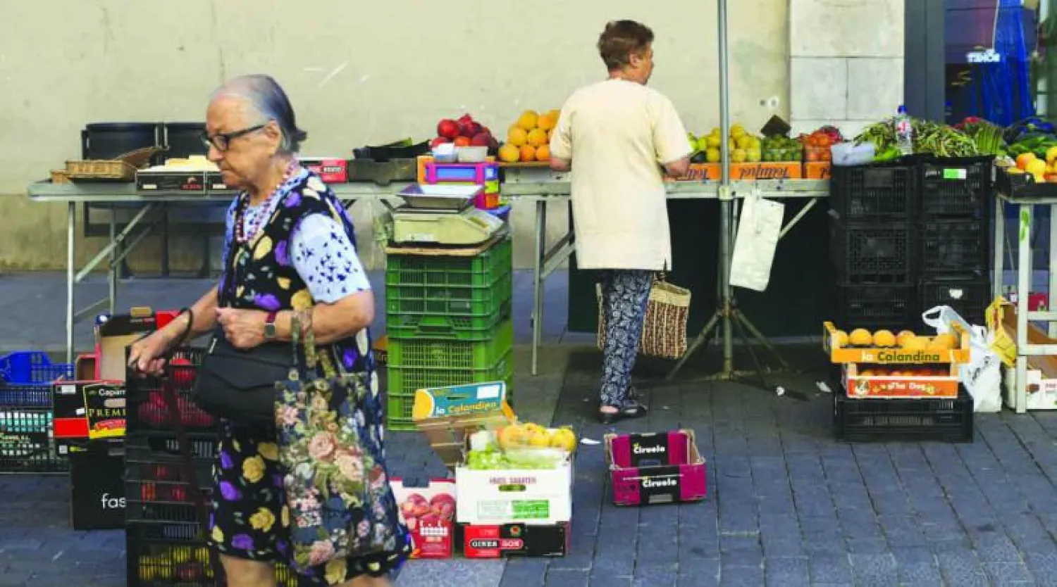 متجر لبيع الخضر والفواكه في برشلونة (غيتي)