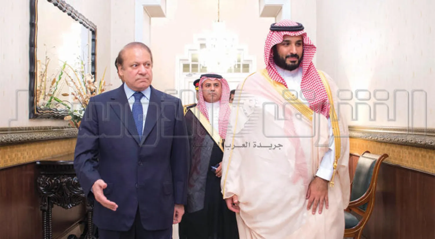 الأمير محمد بن سلمان لدى لقائه رئيس الوزراء الباكستاني في إسلام آباد أمس (تصوير: بندر الجلعود)