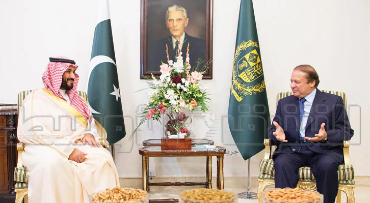 رئيس الوزراء الباكستاني مرحباً بالأمير محمد بن سلمان الذي وصل إلى إسلام آباد في زيارة رسمية أمس (تصوير: بندر الجلعود)